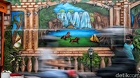 Mural tersebut dibuat sebagai salah satunya upaya guna mempercantik kawasan Tugu Selatan, Koja, Jakarta Utara.