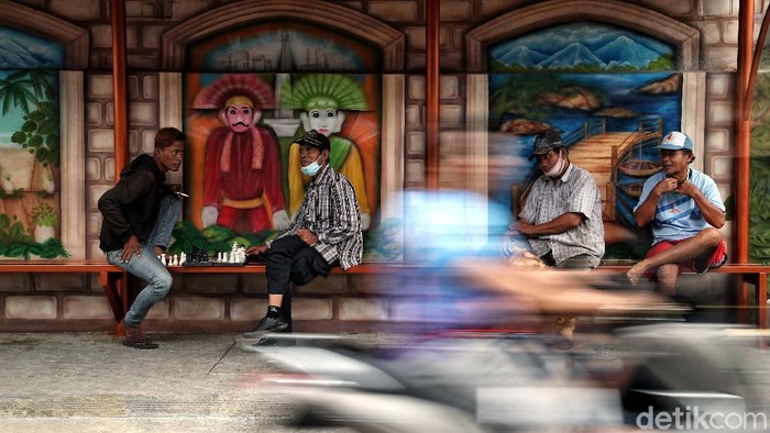 Mural Warna-warni Kebudayaan Betawi Hiasi Kawasan Utara Jakarta Kawasan Tugu Selatan, Koja, Jakarta Utara, kian berwarna dengan kehadiran mural menggambarkan kebudayaan Betawi. Mural itu diketahui dibuat sejak 2 minggu lalu.