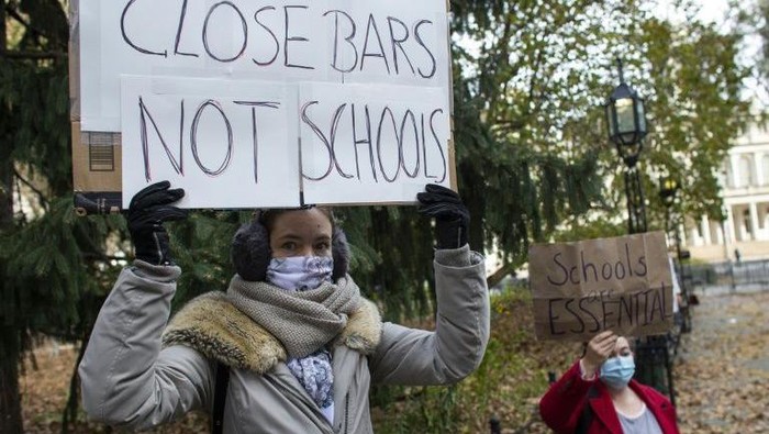 Orang tua siswa New York terlihat melakukan protes di kota itu pada tanggal 20 November 2020 untuk pembukaan kembali sekolah umum. (AFP Phtoto)