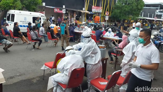 Pemkot Surabaya menggelar tes swab mendadak di Pasar Pucang Anom