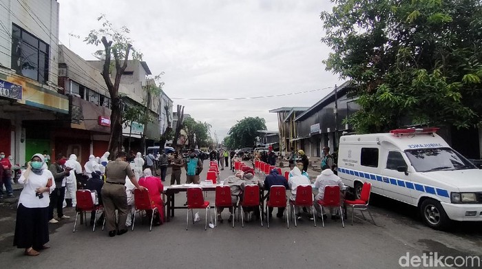 Pemkot Surabaya menggelar tes swab mendadak di Pasar Pucang Anom