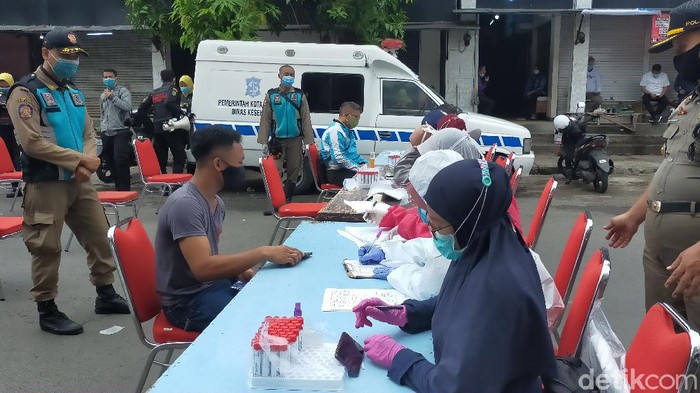 Pemkot Surabaya menggelar tes swab mendadak di Pasar Pucang Anom