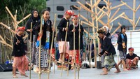 Berawal dari keadaan itu, Widi memiliki ide sederhana yakni membuat kegiatan dengan mengajak lima anak di sekitar rumahnya untuk membuat permainan tradisional seperti egrang, seltok (tembakan bambu) dan musik tradisional dengan memanfaatkan bahan-bahan yang tersedia di lingkungan sekitar mereka.  