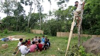 Dari sekitar 350 kepala keluarga di lingkungannya, hanya ada tiga orang yang bergelar sarjana sementara lainnya mayoritas lulusan sekolah dasar.  