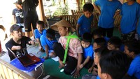 Saat ini tidak hanya anak-anak yang memiliki semangat belajar, orang tuanya pun juga memiliki semangat yang sama yakni dengan mengikuti pendidikan kejar paket di Pusat Kegiatan Belajar Masyarakat (PKBM) yang diselenggarakan oleh dinas pendidikan setempat.  