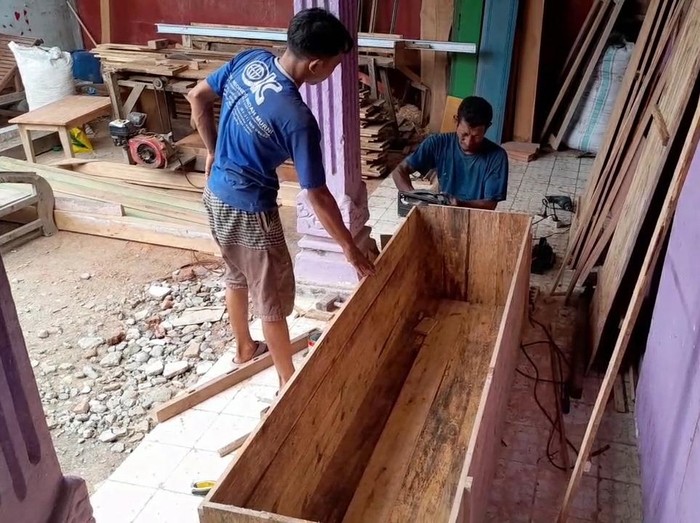 Perajin mebel di Brebes kebanjiran order peti mati di tengah pandemi