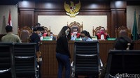 Saksi yang dihadirkan yaitu ASN di Kejaksaan Agung Luphia Claudia, Pungki Primarini, Farah Dewi, Julia Sebakti, Meliani Tri Kartika dan Andi Irfan Jaya.
