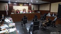 Para saksi memberikan keterangannya.