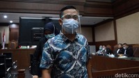 Para saksi keluar ruang sidang seusai memberikan keterangan.