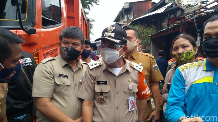 Plh Wali Kota Jakarta Pusat Irwandi meninjau lokasi kebakaran di Jl Petamburan 2. (Adhyasta Dirgantara/detikcom)