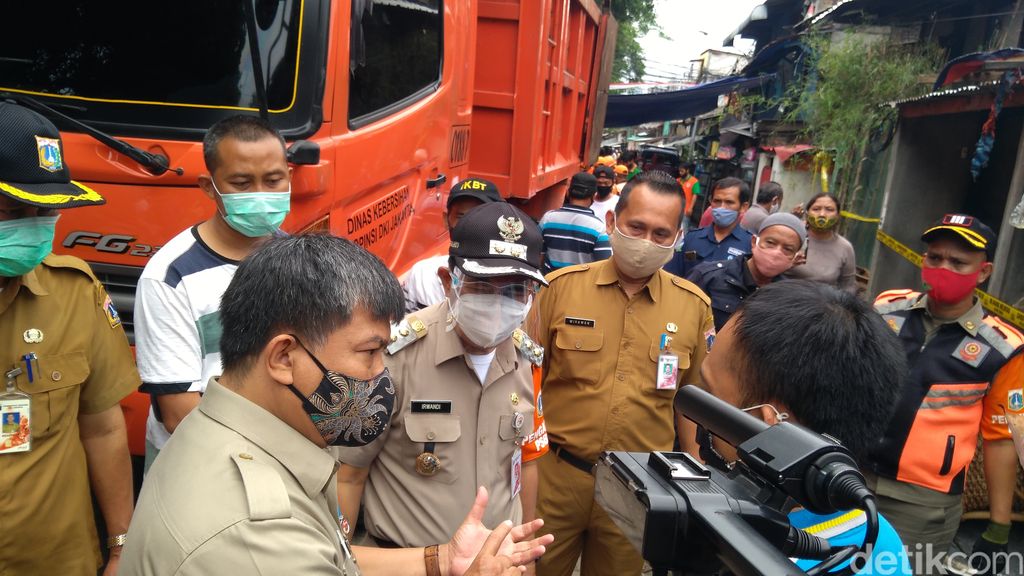 Plh Wali Kota Jakarta Pusat Irwandi meninjau lokasi kebakaran di Jl Petamburan 2. (Adhyasta Dirgantara/detikcom)