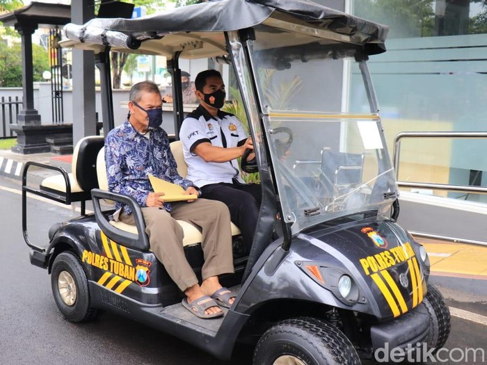 Ada golf car di Mapolres Tuban yang akan melayani pengunjung khusus. Seperti manula, ibu hamil hingga penyandang disabilitas.