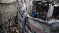 Sebuah keluarga Palestina menyiapkan teh di rumah mereka di daerah kumuh di pinggiran Kamp Pengungsi Khan Younis, di Jalur Gaza selatan, Rabu, 25 November 2020.