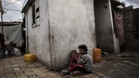 Seorang anak bermain di kamp pengungsian Khan Younis. 