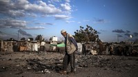 Seorang warga berjalan di pemukiman kumuh di kamp pengungsian Khan Younis, di Jalur Gaza selatan, Rabu, 25 November 2020.