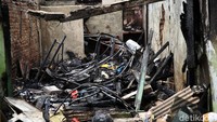 Sebanyak 12 rumah hangus akibat kebakaran yang terjadi di Jalan Petamburan II, Jakarta Pusat, Minggu (29/11) malam.