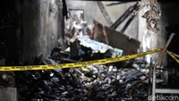 Garis polisi dipasang di lokasi kebakaran.