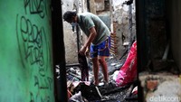 Warga mencari sisa-sisa harta benda di rumah yang terbakar di Petamburan 2, Jakarta, Senin (30/11/2020).