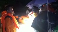 Banjir terjadi di sejumlah titik di wilayah Kecamatan kota Rembang, Kabupaten Rembang, Jawa Tengah hari ini. Akibatnya ratusan mengungsi ke tempat yang lebih aman.
