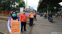 Peraturan mengenai perlintasan sebidang jalan kereta ditentukan dalam UU Nomor 23 Tahun 2007 tentang Perkeretaapian Pasal 124 menyatakan pada perpotongan sebidang antara jalur kereta api dan jalan, pemakai jalan wajib mendahulukan perjalanan kereta api.  