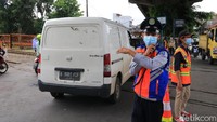 Himbauan juga disampaikan melalui pengeras suara agar pengguna jalan selalu berhati-hati.  