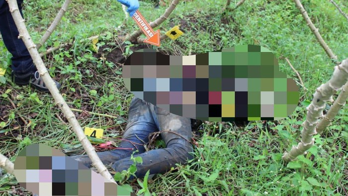 Mayat seorang remaja ditemukan di sebuah ladang singkong di Kabupaten Malang. Remaja laki-laki berusia 14 tahun itu diduga menjadi korban penganiayaan.