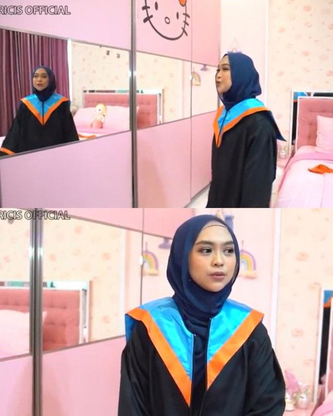 Hari ini adalah hari yang dinanti setelah tujuh tahun merintis pendidikan. Kenapa aku menunda kelulusan, dan hari ini hari yang tunggu-tunggu telah tiba. Aku mau wisuda maupun online. Salah satu yang harus dipersiaphikan adalah kipas, obat lambung jaga-jaga biar gak kambuh, bangku, snack supaya gak lapar, dan pakai parfum. Wisuda online gak perlu pakai kebaya, ucap sarjana ilmu komunikasi dari Universitas Pancasila itu. Foto: Screenshot Youtube Ricis Official.
