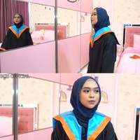 Hari ini adalah hari yang dinanti setelah tujuh tahun merintis pendidikan. Kenapa aku menunda kelulusan, dan hari ini hari yang tunggu-tunggu telah tiba. Aku mau wisuda maupun online. Salah satu yang harus dipersiaphikan adalah kipas, obat lambung jaga-jaga biar gak kambuh, bangku, snack supaya gak lapar, dan pakai parfum. Wisuda online gak perlu pakai kebaya, ucap sarjana ilmu komunikasi dari Universitas Pancasila itu. Foto: Screenshot Youtube Ricis Official.