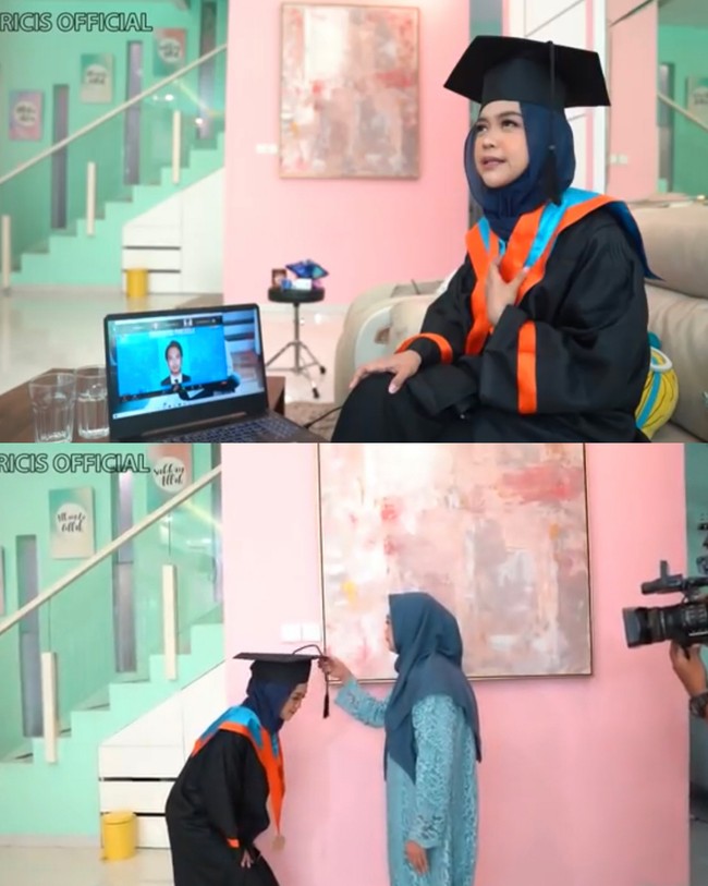 Agar mempermudah saat memakai toga, Ricis tidak membentuk hijabnya. Dia menyampirkan hijabnya ke belakang. Dan dia juga tidak memakai kebaya. Ricis hanya memakai blouse dan celana hitam. Menurutnya, jika wisuda online salah satu keuntungannya kamu tak usah pusing untuk memakai kebaya. Foto: Screenshot Youtube Ricis Official