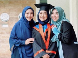 Intip Gaya Hijab Ria Ricis Wisuda Online Setelah 7 Tahun Kuliah