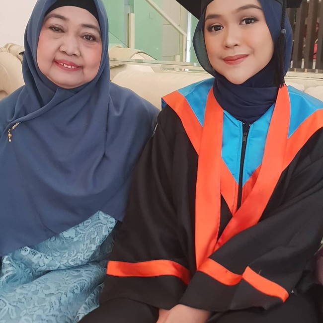 Kamu juga bisa sontek gaya hijab pashmina tali ala Ria Ricis. Pipimu bisa terlihat lebih tirus lho! Selain itu kamu juga tidak usah repot memakai jarum pentul atau peniti untuk disematkan di bawah dagu. Foto: Instagram @yunifahlismawati.