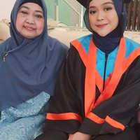 Kamu juga bisa sontek gaya hijab pashmina tali ala Ria Ricis. Pipimu bisa terlihat lebih tirus lho! Selain itu kamu juga tidak usah repot memakai jarum pentul atau peniti untuk disematkan di bawah dagu. Foto: Instagram @yunifahlismawati.