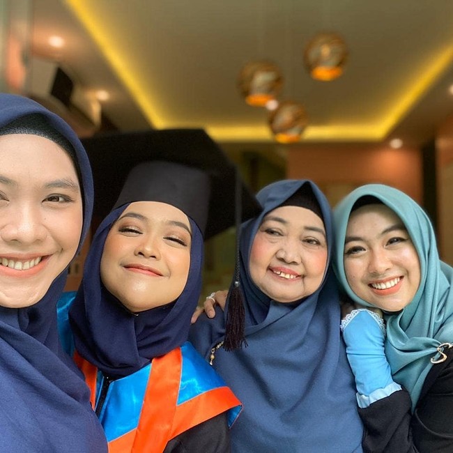 Ricis pun memberikan semangat bagi mahasiswa tingkat akhir seperti dirinya yang harus wisuda online. Pesan buat teman-teman tetap semangat. Aku gak kepengen kalian putus semangat. Apa pun yang sudah kamu pilih jalannya laksanakan dan selesaikan. Dan bikin keluarga kita bangga, kejar terus cita-cita kalian setinggi langit. Pendidikan itu penting, walau pun ilmunya gak kepakai sekarang pasti kemudian hari sangat berguna, ucap YouTuber 25 tahun itu. Foto: Instagram @yunifahlismawati.