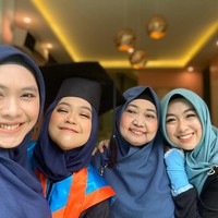 Ricis pun memberikan semangat bagi mahasiswa tingkat akhir seperti dirinya yang harus wisuda online. Pesan buat teman-teman tetap semangat. Aku gak kepengen kalian putus semangat. Apa pun yang sudah kamu pilih jalannya laksanakan dan selesaikan. Dan bikin keluarga kita bangga, kejar terus cita-cita kalian setinggi langit. Pendidikan itu penting, walau pun ilmunya gak kepakai sekarang pasti kemudian hari sangat berguna, ucap YouTuber 25 tahun itu. Foto: Instagram @yunifahlismawati.