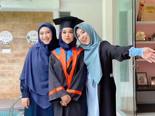 Ria Ricis yang populer sebagai YouTuber juga dikenal sebagai adik kedua dari penulis sekaligus aktris Oki Setiana Dewi. Ricis baru saja menjalani wisuda online pada Sabtu (28/11/2020) di kediamannya. Dia akhirnya wisuda setelah kuliah selama tujuh tahun. Foto: Instagram @okisetianadewi.