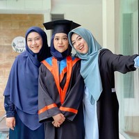 Ria Ricis yang populer sebagai YouTuber juga dikenal sebagai adik kedua dari penulis sekaligus aktris Oki Setiana Dewi. Ricis baru saja menjalani wisuda online pada Sabtu (28/11/2020) di kediamannya. Dia akhirnya wisuda setelah kuliah selama tujuh tahun. Foto: Instagram @okisetianadewi.