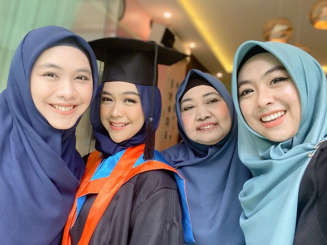 Ricis menjalani wisuda online didampingi oleh kedua kakak Oki Setiana Dewi, Shindy Kurnia Putri dan ibunya Yunifah Lismawati. Mereka kompak mengenakan busana warna senada navy dan tosca. Foto: Instagram @okisetianadewi.