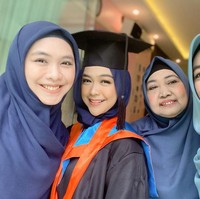 Ricis menjalani wisuda online didampingi oleh kedua kakak Oki Setiana Dewi, Shindy Kurnia Putri dan ibunya Yunifah Lismawati. Mereka kompak mengenakan busana warna senada navy dan tosca. Foto: Instagram @okisetianadewi.