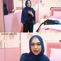 Dalam video yang berdurasi 13.41 menit itu, Ricis tampak berada di dalam kamarnya yang serba pink. Wisuda online, Ricis memakai hijab pashmina tali bahan ceruty warna navy. Ia memakai inner hijab warna mocca agar bagian rambut depannya tidak terlihat. Ricis pun tampil flawless dengan makeup yang natural. Foto: Screenshot Youtube Ricis Official.