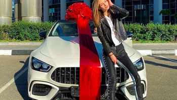 Memamerkan kado sebuah mobil mewah. Foto: Instagram