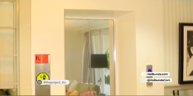 Rumah Rieta Amilia, ibunda Nagita Slavina, didesain dengan perpaduan gaya modern dan klasik. Desain interior dan berbagai furnitur yang digunakan sangat unik dan menarik. Demi kenyamanan dan memudahkan anggota keluarga yang sudah lansia, atau sedang hamil, rumah ini dilengkapi lift. (Foto: Dok. Trans TV)