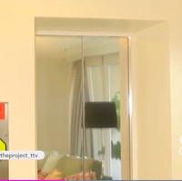 Rumah Rieta Amilia, ibunda Nagita Slavina, didesain dengan perpaduan gaya modern dan klasik. Desain interior dan berbagai furnitur yang digunakan sangat unik dan menarik. Demi kenyamanan dan memudahkan anggota keluarga yang sudah lansia, atau sedang hamil, rumah ini dilengkapi lift. (Foto: Dok. Trans TV)