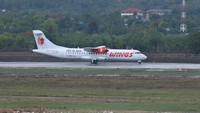 Satu Unit Maskapai Penerbangan Wings Air melintas di run way saat baru tiba di bandara El Tari Kupang, NTT, Senin (30/11/2020)