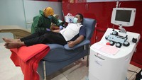 Warga penyintas COVID-19 mendonorkan plasma darahnya di Unit Tranfusi Darah Palang Merah Indonesia (PMI) Kota Surabaya, Jawa Timur, Senin (30/11/2020).