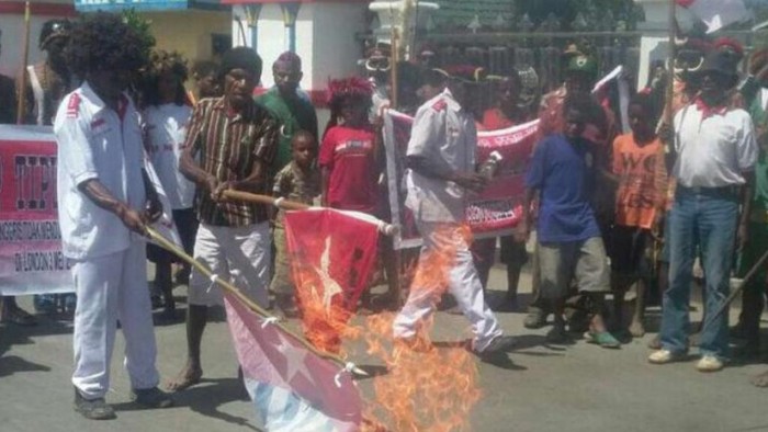 Sejumlah warga Wamena membakar bendera Bintang Kejora karena menyatakan menolak OPM serta wacana Papua merdeka (dok Istimewa)