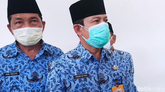 Sekda Kabupaten Demak dr Singgih Setyono saat jumpa pers di Posko Penanganan Covid-19 Area Pendopo Kabupaten Demak,