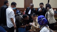 Seperti diketahui, dalam perkara ini, Napoleon didakwa menerima suap senilai sekitar Rp 6 miliar dari Djoko Tjandra. Uang itu dimaksudkan agar Napoleon membantu Djoko Tjandra perihal penghapusan red notice serta status buron Djoko Tjandra. Napoleon juga didakwa bersama Brigjen Prasetijo sebagai Kepala Biro Koordinator Pengawas (Karo Korwas) PPNS Bareskrim Polri. Djoko Tjandra sendiri juga sedang menjalani persidangan perkara ini sebagai pemberi suap bersama dengan satu orang lagi atas nama Tommy Sumardi. Keempatnya menjalani persidangan secara terpisah.