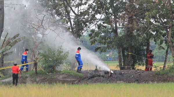 Semburan Gas Muncul di Desa Sukaperna Indramayu