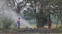 Pekerja Pertamina EP memeriksa semburan gas liar di desa Sukaperna, Tukdana, Indramayu, Jawa Barat, Senin (30/11/2020).
