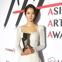 Seo Ye Ji sebenarnya bukan pendatang baru di industri drama Korea Selatan. Wajahnya sudah sering wara-wiri di berbagai drama seperti Another Miss Oh, Hwarang, Moorim School dan Save Me. Tapi namanya benar-benar mulai diperhitungkan setelah memerankan Ko Moon Young di Its Okay To Not Be Okay. Foto: Twitter @@goldmedalistGM